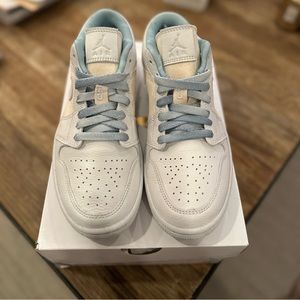 New In Box. Size 7.5. Jordan 1 Low Se
Canvas Iris Whisper Sail (Women's)